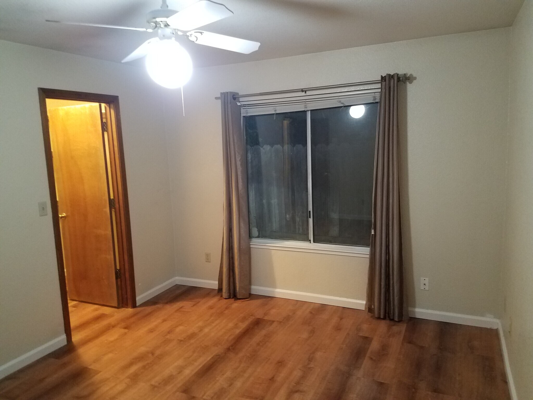 Smaller bedroom, door to walk in closet - 118 W Beverly Pl