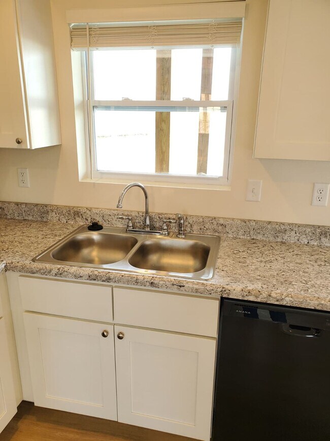 Building Photo - 323 Cedar Cove Ln