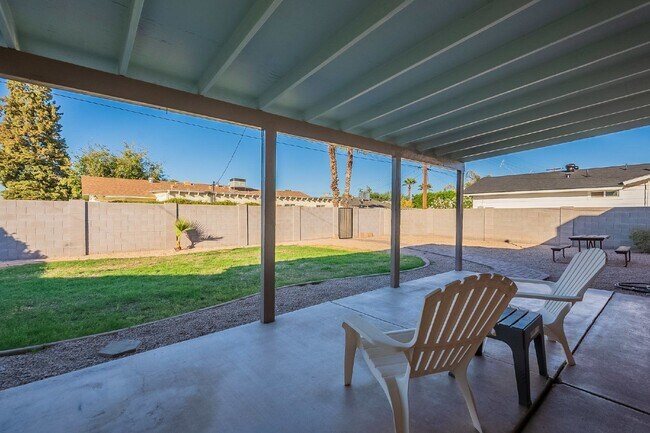 Building Photo - 8416 E Rancho Vista Dr