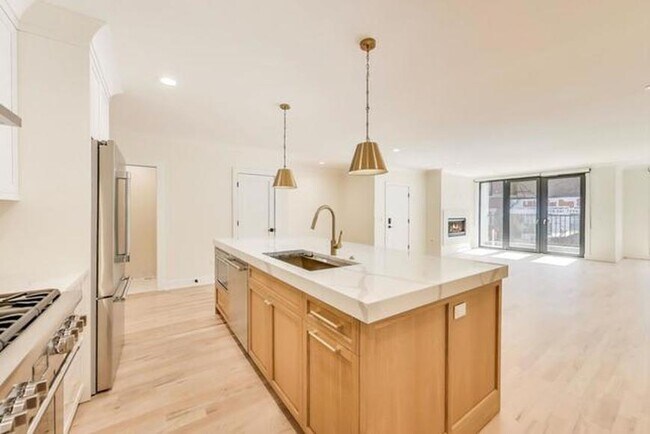 Building Photo - 4 bedroom in Chicago IL 60625