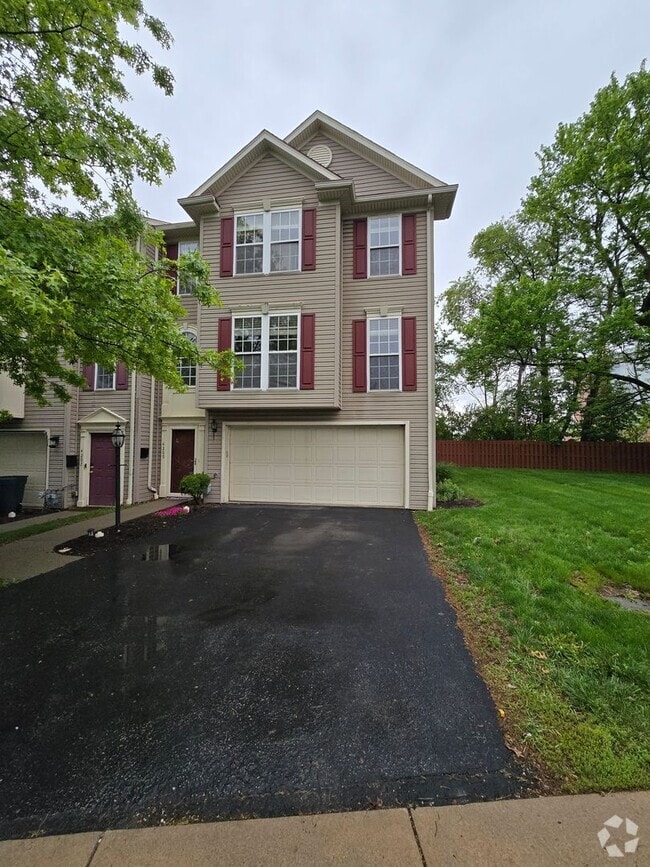 Building Photo - Beautiful End Unit Townhouse - Convenientl...