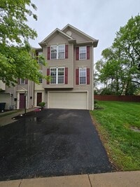 Building Photo - Beautiful End Unit Townhouse - Convenientl...