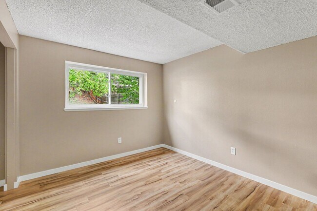 Building Photo - Spacious 4-Bedroom Home Near North Table Mountain