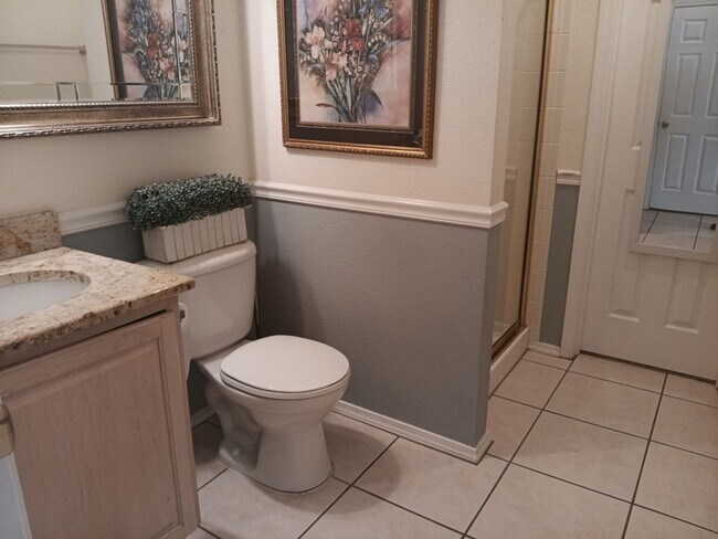 Building Photo - 5 bedrooms, 3 Bath House! Located On NE Si...