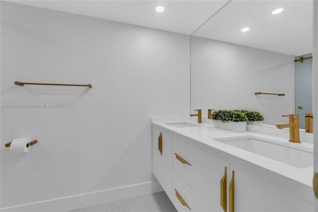 Building Photo - 1201 S Ocean Dr