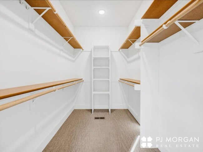 Building Photo - Tucked Away Yet Close to It All-Beautiful Elkhorn Rental has it all!