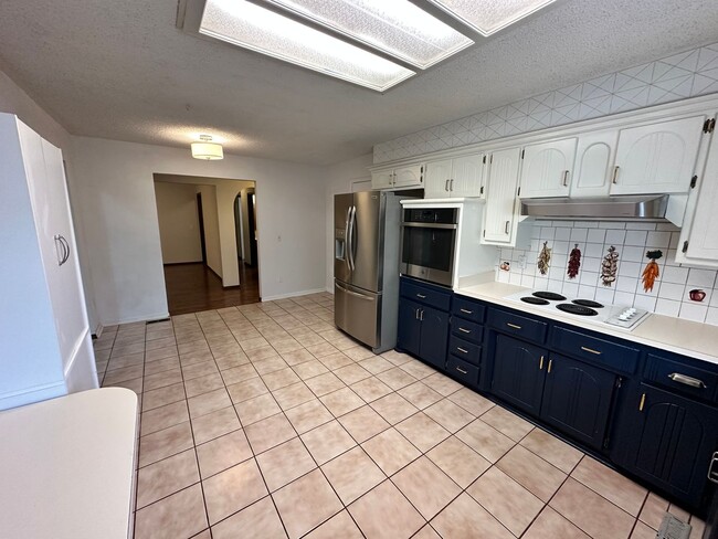 Building Photo - 4bed/3bath Home Available for Rent in Central Norman!!