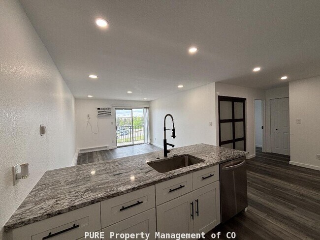 Building Photo - Updated 1 bedroom/1 bath condo!!