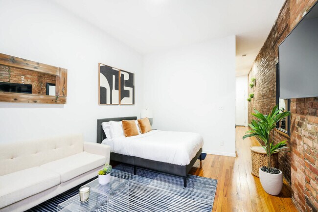 Building Photo - 240 E 26th St