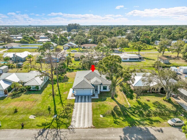 Building Photo - 6607 Deland Ave