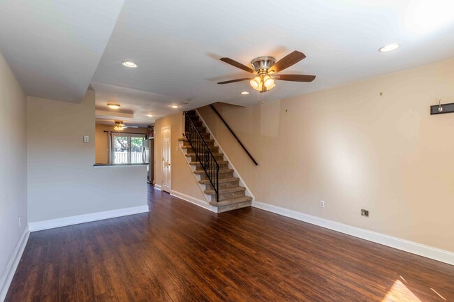 Building Photo - Updated 2 Bedroom 1.5 Bath in Goshen Valley!