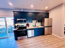 Building Photo - 663 1st Ln