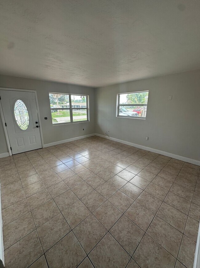 Building Photo - Come see this beautiful 4/2 single family ...