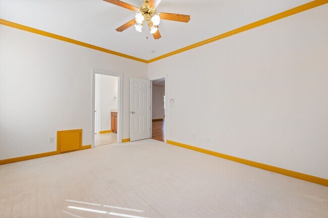 Building Photo - Exceptional 5-Bedroom Residence in the Hea...