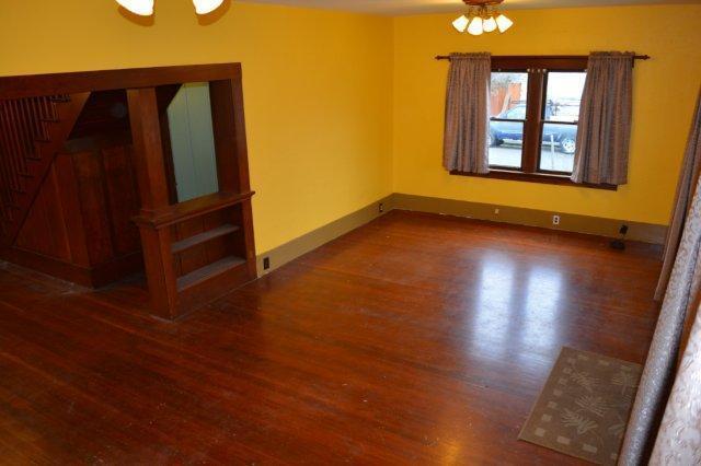 Building Photo - Beautiful, spacious Craftsman, Owner pays Yard Care, Laundry on site