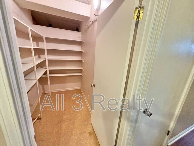 Building Photo - 435 Sherwood Rd