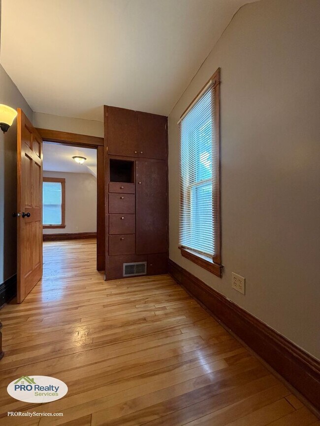 Building Photo - Charming 3 Bedroom Home