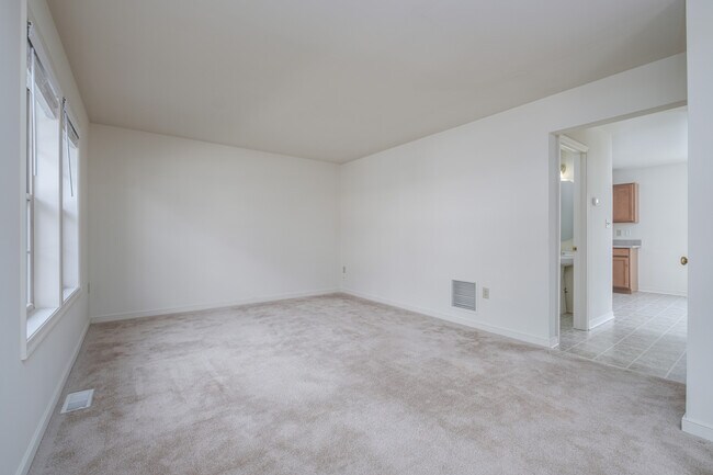 Building Photo - 201 Landing Cir