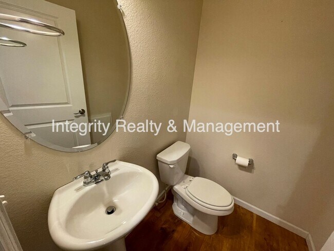 Building Photo - 598 E Dry Creek Pl