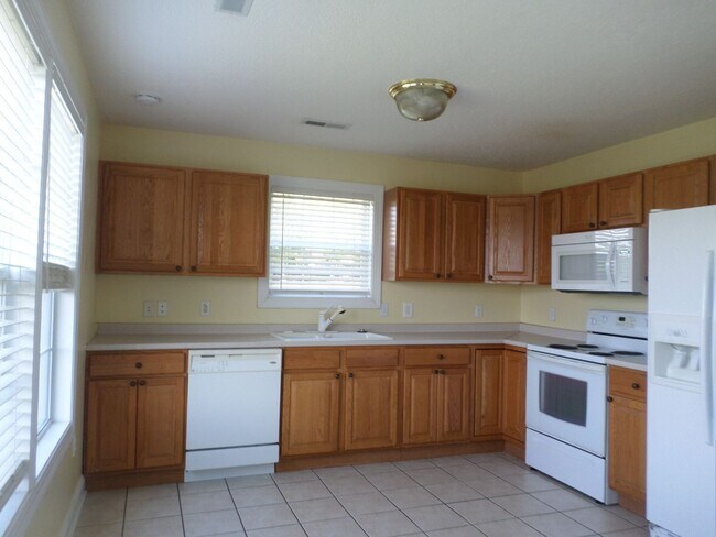 Building Photo - 3 Bedroom 2 Bath Townhouse