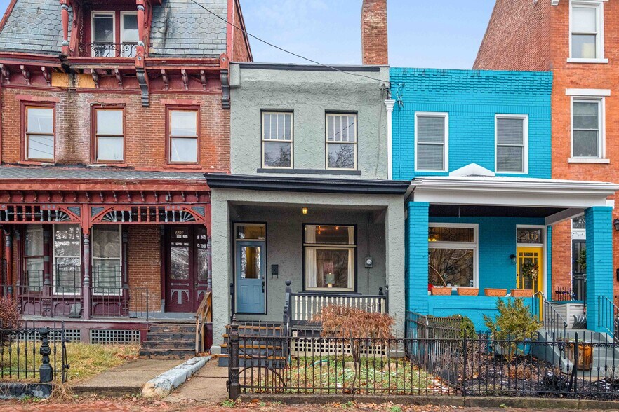 Building Photo - 218 W North Ave