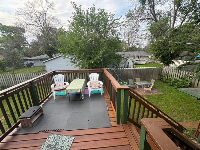 Building Photo - Gorgeous SFH with SS appliances, fenced ba...