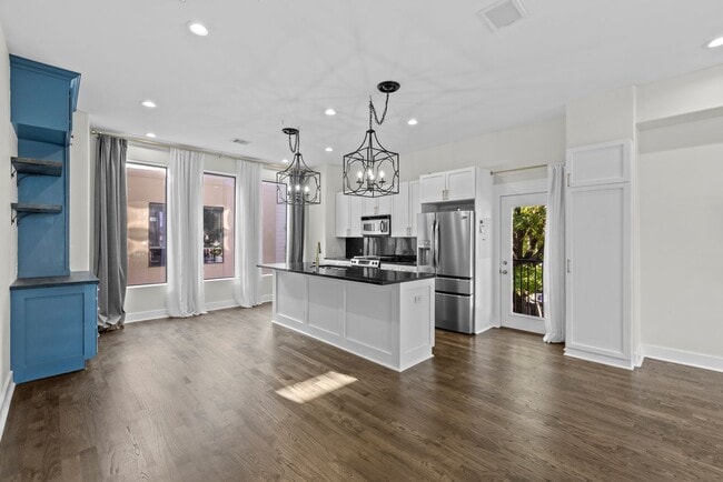 Building Photo - Rare 2BR/2BA Townhome with Spacious Yard i...