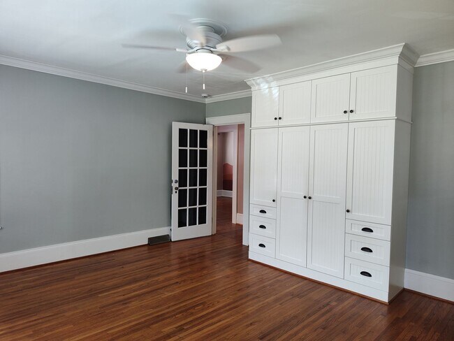 Building Photo - Charming 2-Bedroom, 2-Bath Brick Ranch Home in Midwood!