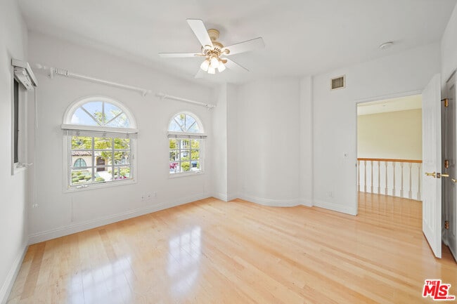 Building Photo - 248 S Swall Dr