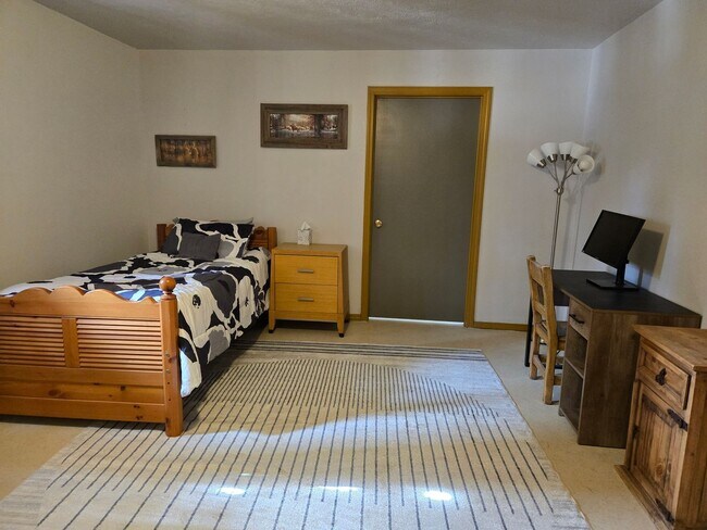 Building Photo - Furnished Four Bedroom Home With Sierra Bl...