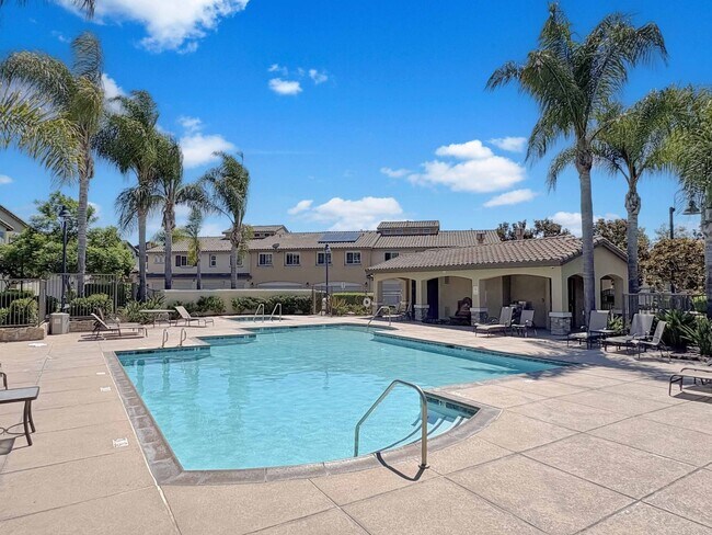 Building Photo - Spacious 2B/2.5BA Tri-Level Townhouse w/ 2...