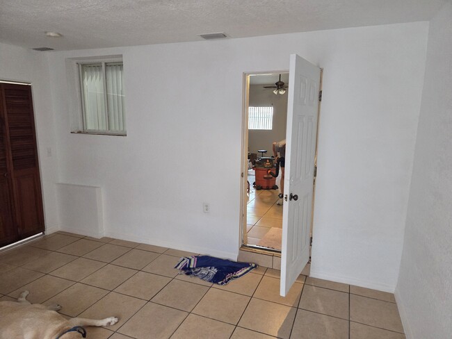 Building Photo - 2804 S Park Ave