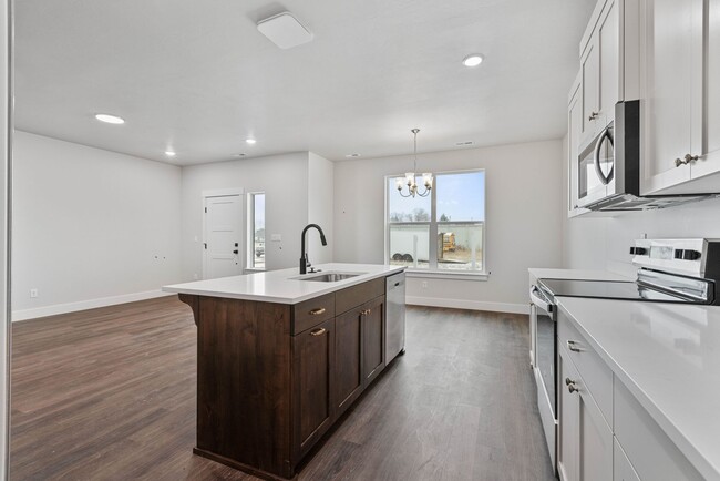 Building Photo - Stunning End unit 3 bed 2.5 Bath Townhom i...