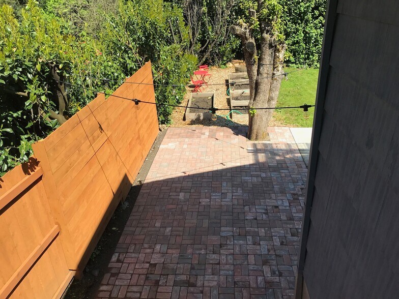 Building Photo - 6005 NE Failing St