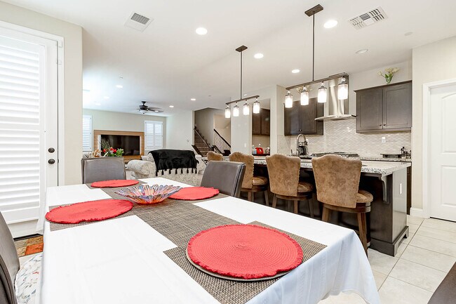 Building Photo - 582 Pasture Ave