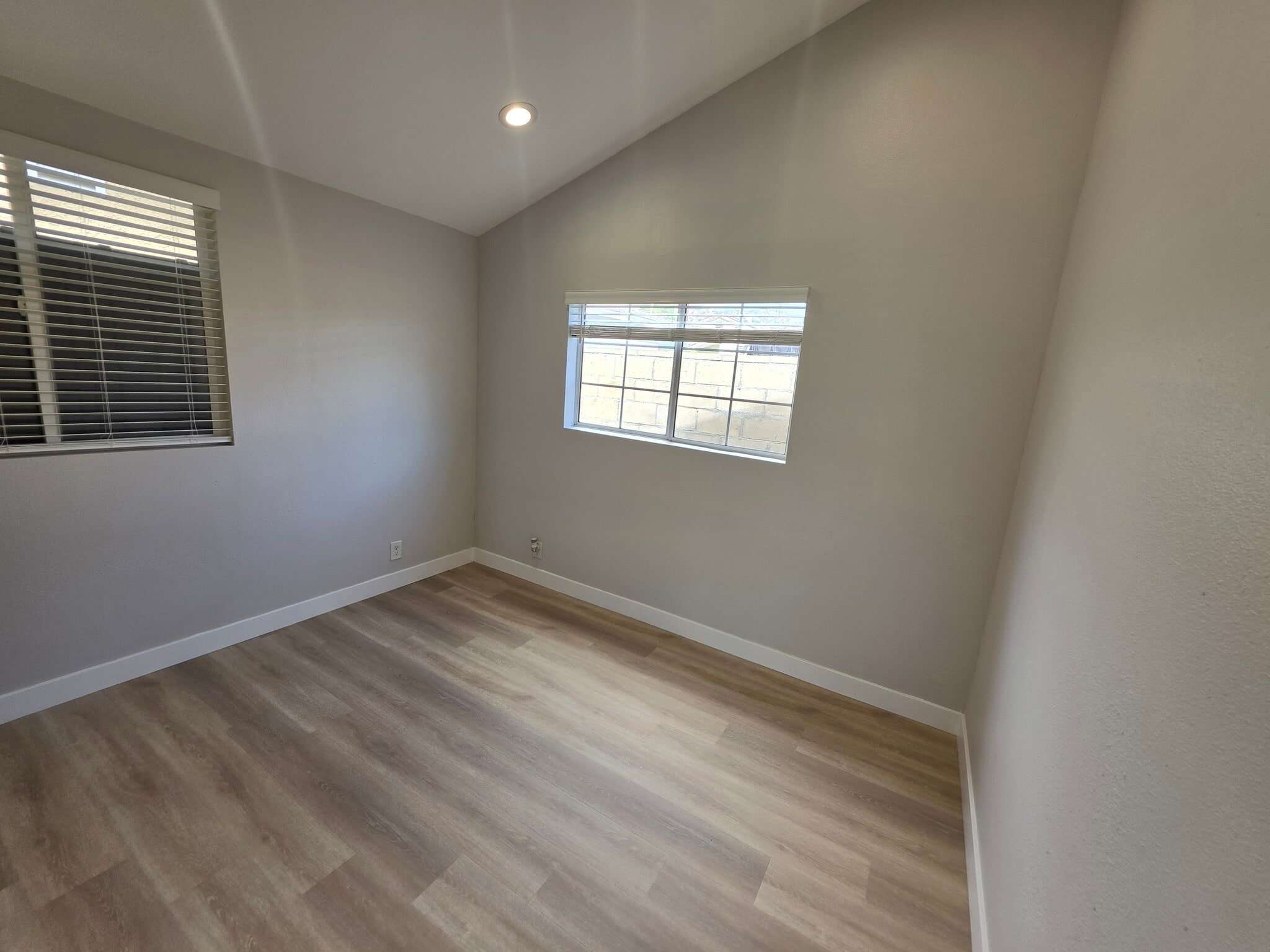 Building Photo - 10303 Arminta St