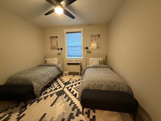 Building Photo - Now renting 4 bedroom Luxury House, stillporoperties.com