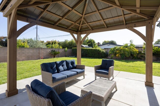 Building Photo - Beautifully Remodeled 3 Bedroom, 2 Bathroo...