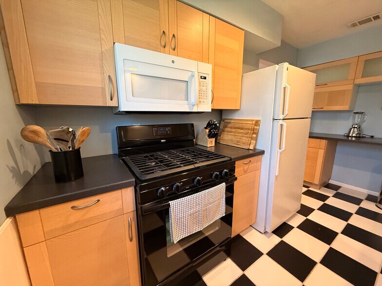 Kitchen - 3202 Locke Ln