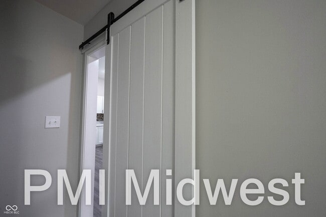 Building Photo - 925 N Sheffield Ave