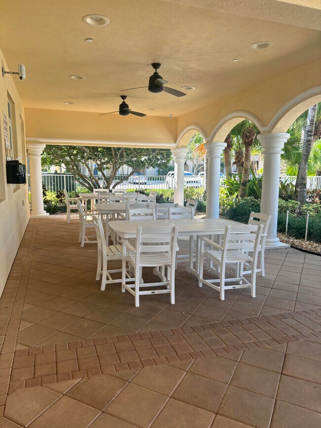 Building Photo - 10 Harbour Isle Dr E