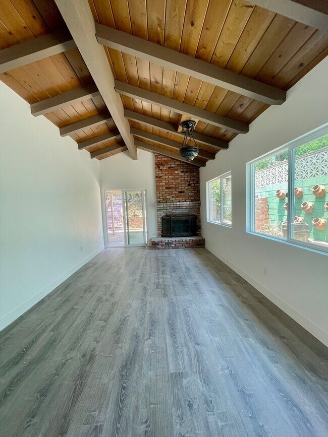 Building Photo - Fully Remodeled 4 Bedroom 2.5 Bathroom in ...