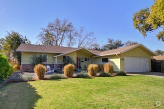Building Photo - Great Central Davis 3 bedroom 2 bath home