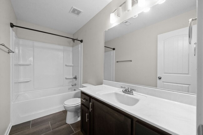 Building Photo - Pet Friendly Three Bedroom in Rossview!