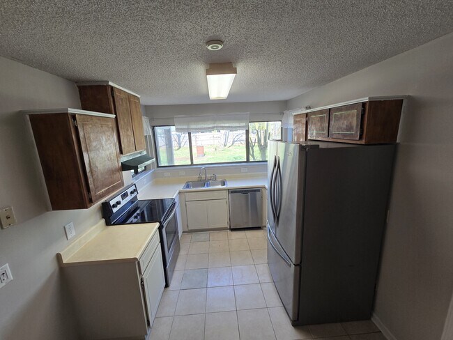 Building Photo - 425 Sunnyside Dr