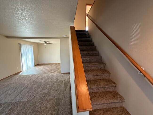 Building Photo - SE 4 Bdrm, 2.5 bath, New Flooring Throughout, Gas Heat/Fireplace, Double Garage