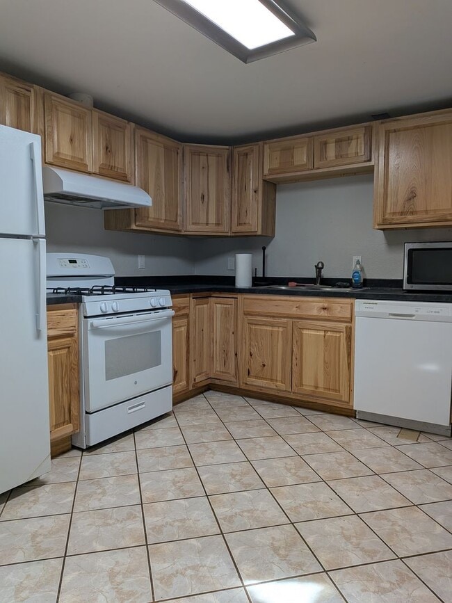 Building Photo - 3 Bedroom 1 Bathroom Apartment in Golden!