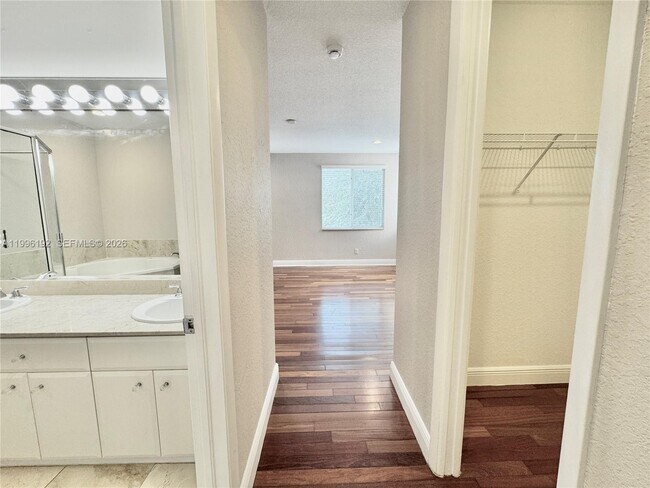 Building Photo - 504 SW 4th Ave