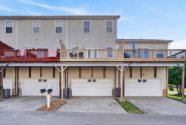 Building Photo - 3 Bedroom 3 1/2 Bath Pet Friendly Condo For Rent!