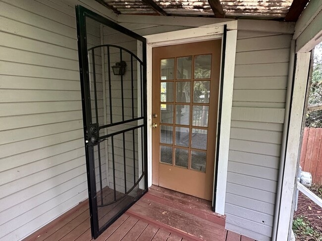 Building Photo - Cozy Quiet Grass Valley Charmer - 1/1 650 SF (Driveway, Parking, & Yard)